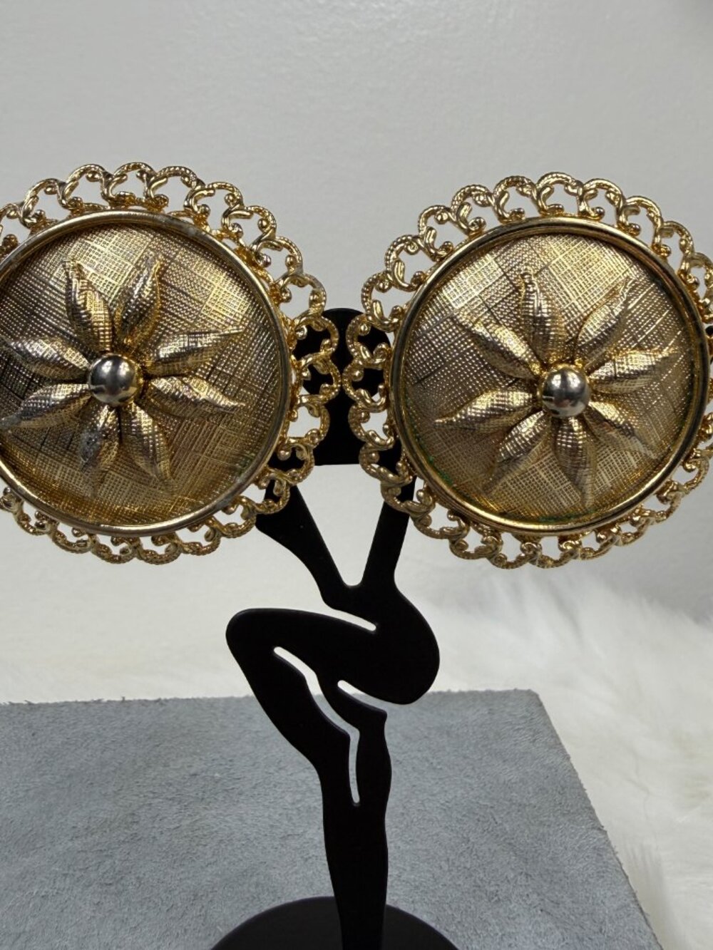 Vintage Gold Tone Round Clip-on Earrings 2" X 2" - Picture 2 of 10